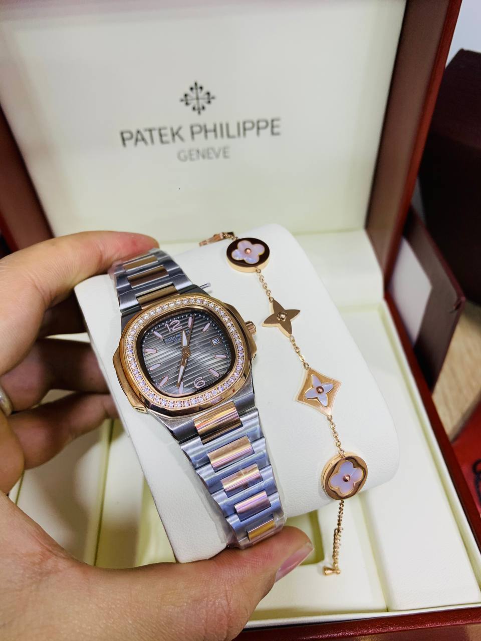 باتيك فيليب 2 لهجة خلفية سوداء ووتش المرأة