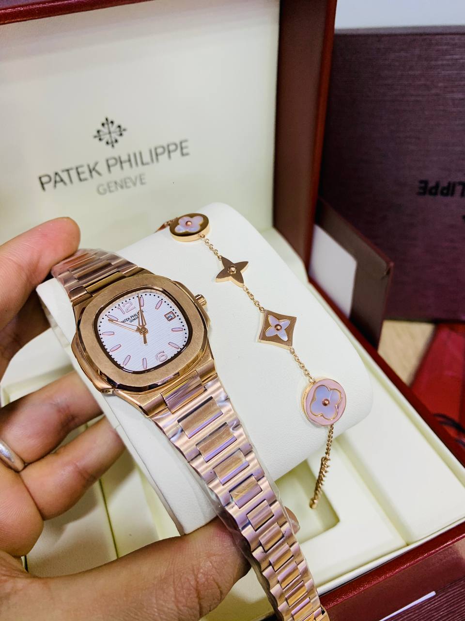 Montre Patek Philippe Rose Gold Fond Blanc Pour Femme Verdaci