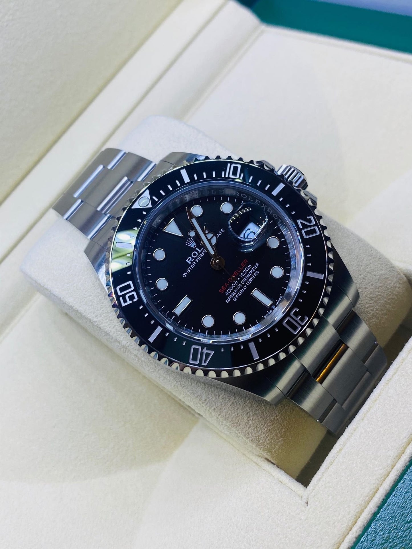 ساعة رجالية Sea Dweller خلفية سوداء 126600-0001
